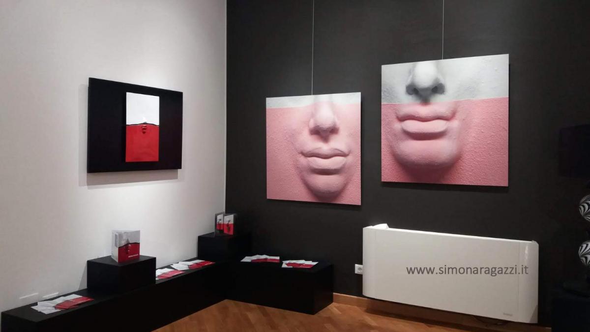Personale dell'artista Simona Ragazzi allestita presso la Galleria Sgallari Arte nel cuore di Bologna. Sculture , dipinti e fotografie. Arte italiana da collezione.