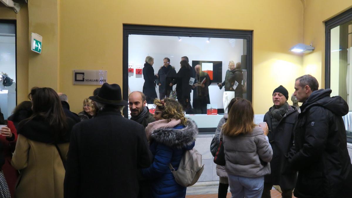 Personale dell'artista Simona Ragazzi allestita presso la Galleria Sgallari Arte nel cuore di Bologna. Sculture , dipinti e fotografie. Arte italiana da collezione.