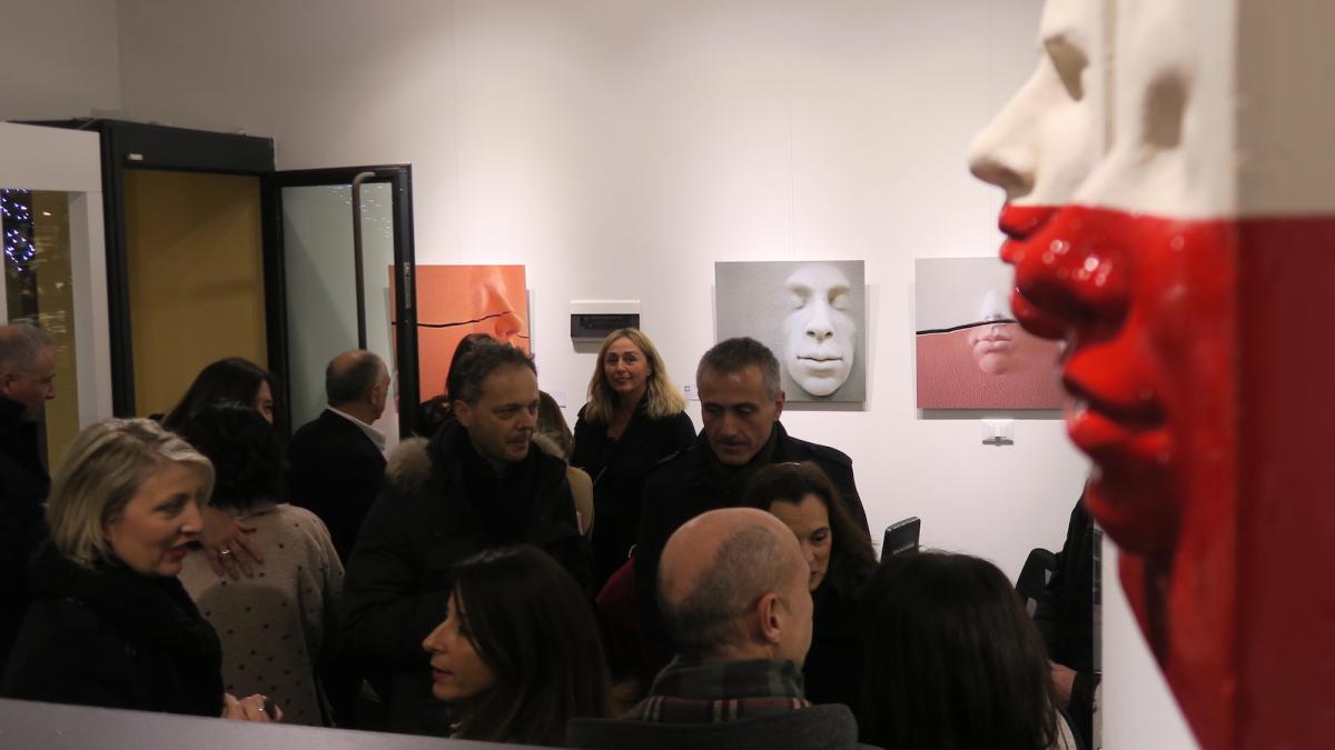 Personale dell'artista Simona Ragazzi allestita presso la Galleria Sgallari Arte nel cuore di Bologna. Sculture , dipinti e fotografie. Arte italiana da collezione.