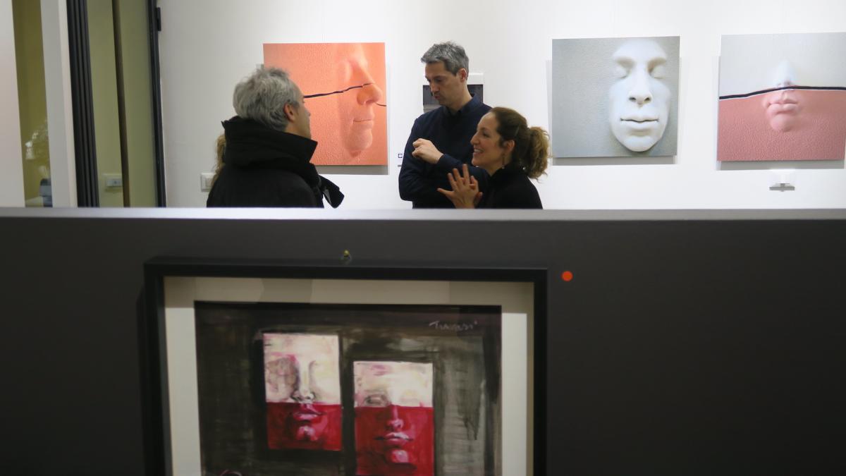 Personale dell'artista Simona Ragazzi allestita presso la Galleria Sgallari Arte nel cuore di Bologna. Sculture , dipinti e fotografie. Arte italiana da collezione.