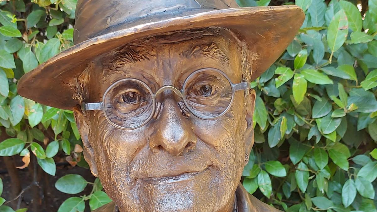 statua in bronzo raffigurante Lucio Dalla in piazza Cavour a Bologna. Da Lino Zaccanti a Lucio.
Opera di Antonello Santè  Paladino e Simona Ragazzi realizzata nella Fonderia Venturi Arte di Bologna Fondazione Lucio Dalla