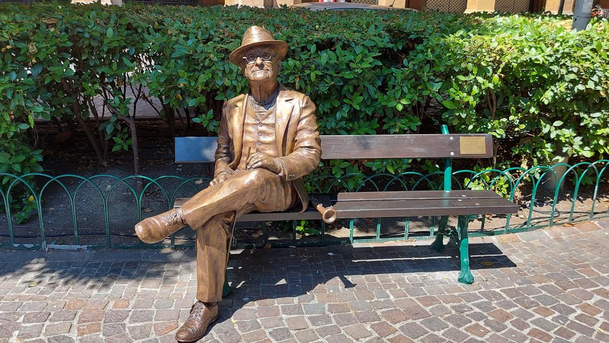 Inaugurazione statua in bronzo raffigurante Lucio Dalla in piazza Cavour a Bologna. Da Lino Zaccanti a Lucio.
Opera di Antonello Santè  Paladino e Simona Ragazzi realizzata nella Fonderia Venturi Arte di Bologna Fondazione Lucio Dalla