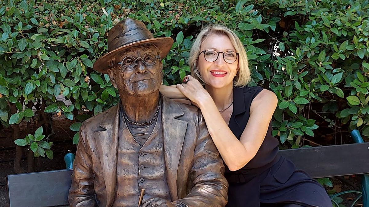 statua in bronzo raffigurante Lucio Dalla in piazza Cavour a Bologna. Da Lino Zaccanti a Lucio.
Opera di Antonello Santè  Paladino e Simona Ragazzi realizzata nella Fonderia Venturi Arte di Bologna Fondazione Lucio Dalla