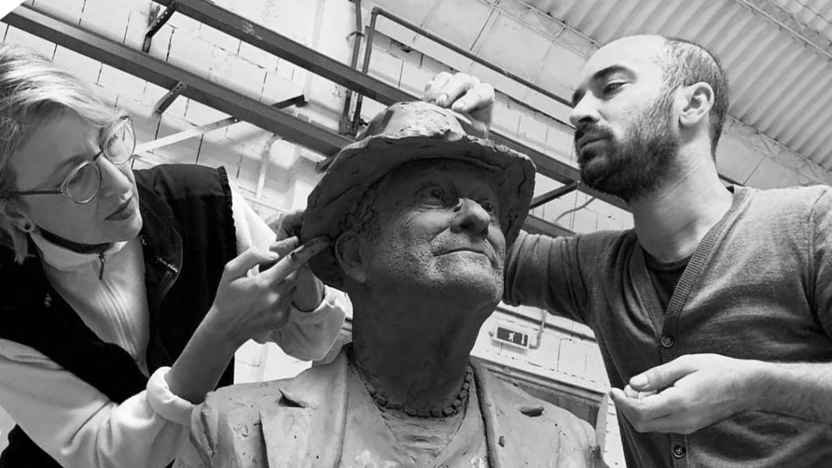 Inaugurazione statua in bronzo raffigurante Lucio Dalla in piazza Cavour a Bologna. Da Lino Zaccanti a Lucio.
Opera di Antonello Santè  Paladino e Simona Ragazzi realizzata nella Fonderia Venturi Arte di Bologna Fondazione Lucio Dalla